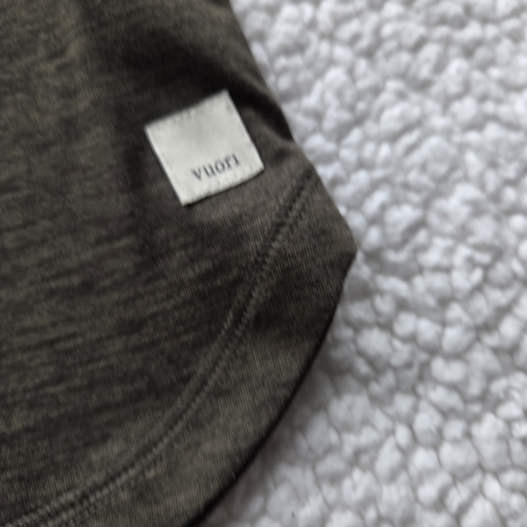 Vuori performance pocket tee in a dark heather green or olive Oversized - Picture 3 of 7